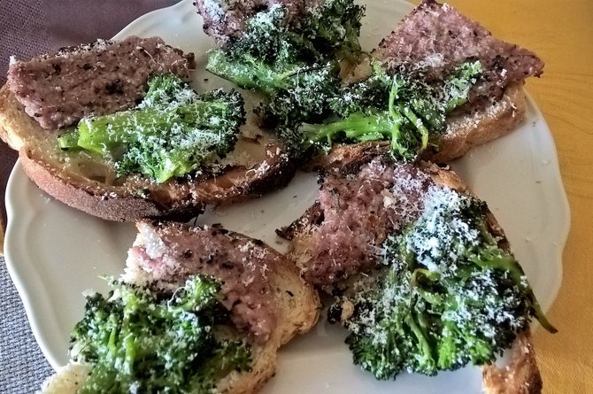 Bruschetta su brokoliais ir „pecorino romano“ sūriu