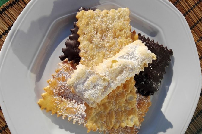 Itališki karnavalo saldumynai „plepalai“