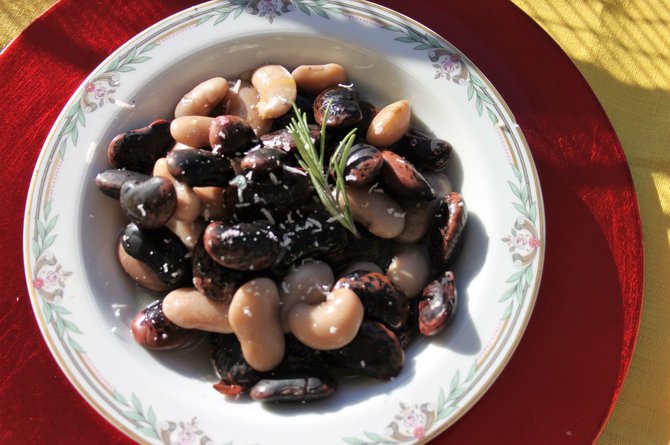 Baltųjų ir juodųjų pupų minestrone su rozmarinais ir parmezano sūriu