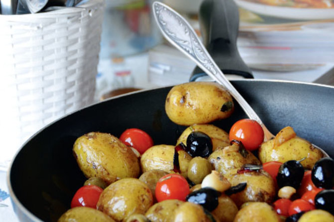 Vegetariškas bulvių, pomidorų ir alyvuogių troškinys