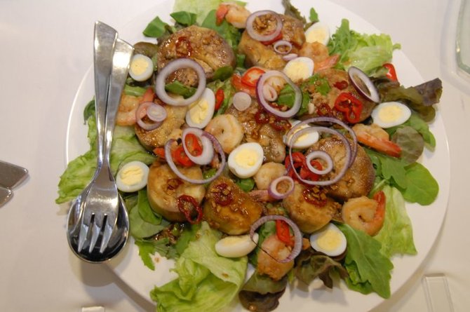 Tailandietiškos baklažanų salotos su krevetėm