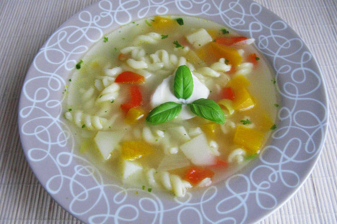 Makaronų - daržovių sriuba vištienos sultinyje