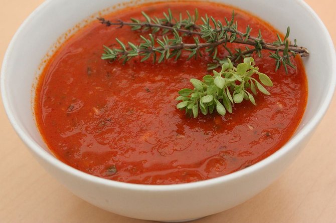 Pomidorų padažas su žalumynais