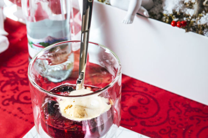 „Rote Grutze“  vyšnių ir aviečių desertas su vaniliniais ledais