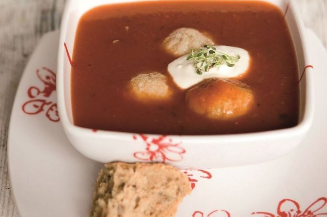 Pomidorų sriuba su žuvų kukuliais