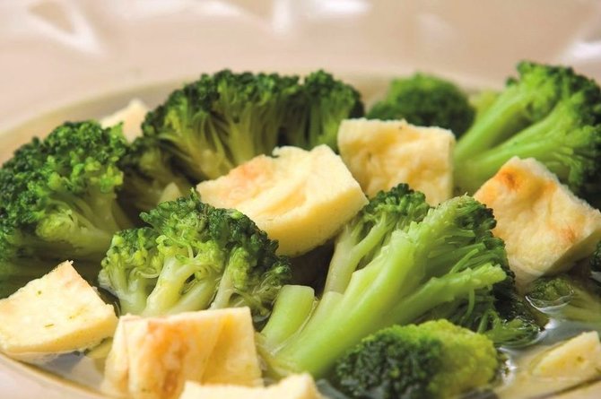 Brokolių sriuba su omleto gabalėliais