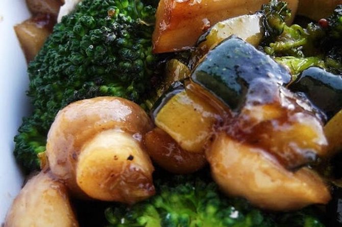 Brokolių, pievagrybių ir pelesinio sūrio karštos salotos