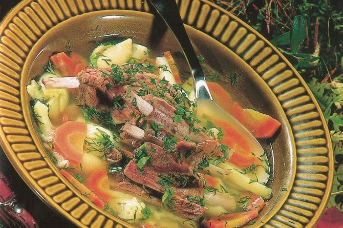 Daržovių sriuba su jautienos šonkauliukais