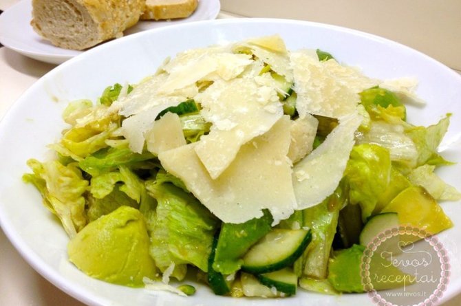 Žaliosios salotos su permezano sūriu