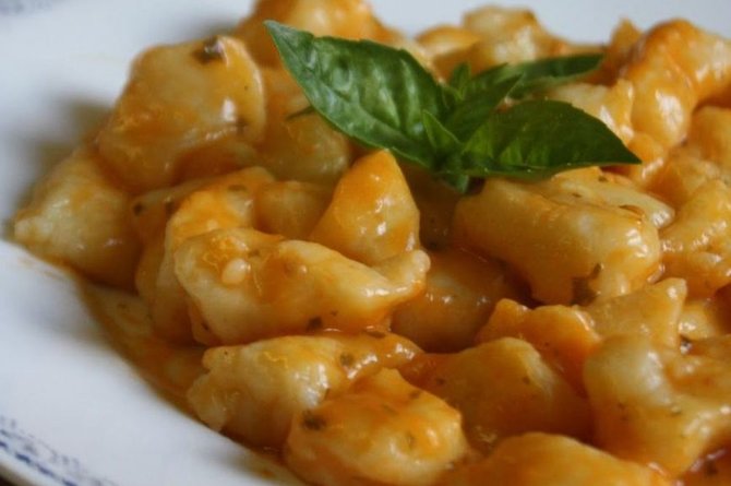 Itališki bulvių virtinukai „Gnocchi“ su namine pomidorų pasta