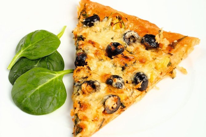 Vegetariška pica su porais ir špinatais