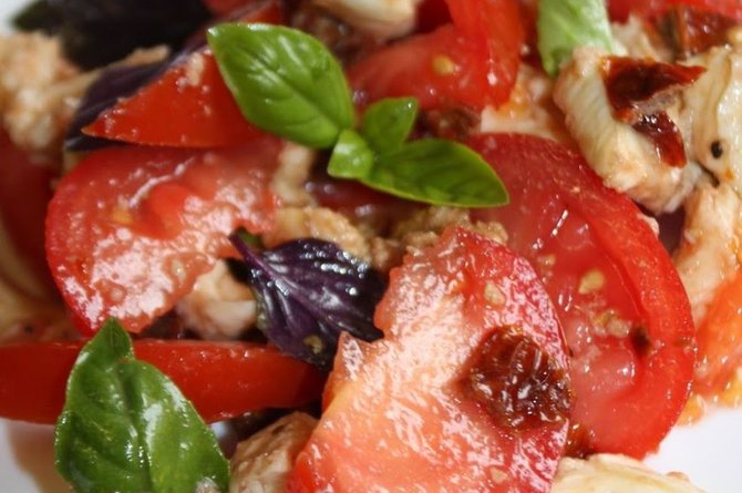 Pomidorų, mozzarellos ir bazilikų salotos