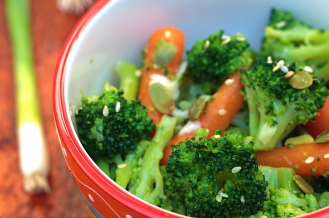 Brokolių salotos su sezamais