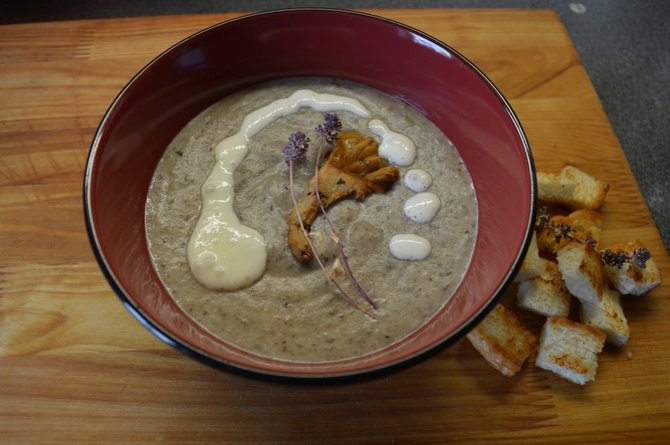 Trinta miško grybų sriuba su sūriu ir čiobrelio žiedais
