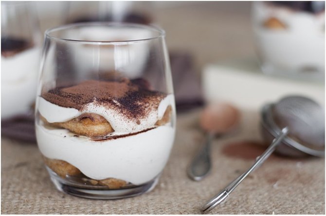 Bananinis tiramisu desertas