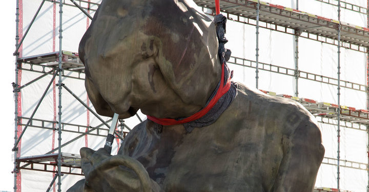 Den 18 tonn tunge skulpturen «Mor» ble reist i Oslo: hva vil det si å være en gammel kvinne?  |  Kultur