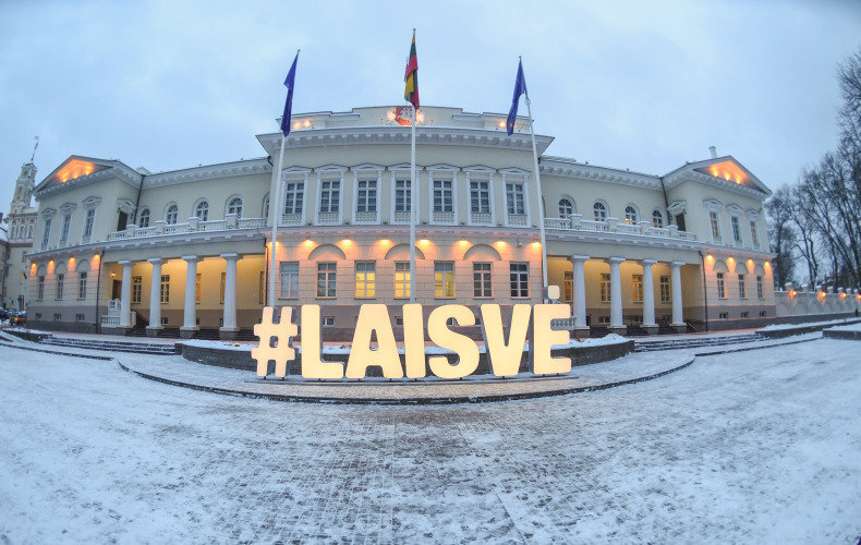 LR Prezidento kanceliarijos nuotraukos/ R.Dačkus/Dalia Grybauskaitė kartu su 25-iais Sausio 13-osios mokyklos mokiniais įžiebia užrašą #Laisvė.