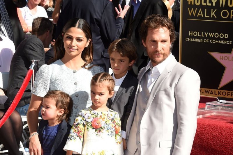 Matthew McConaughey su žmona Camila Alves ir vaikais