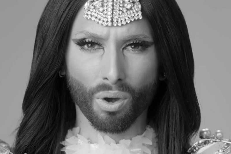 Conchita Wurst naujame klipe pasipuošė nuometu