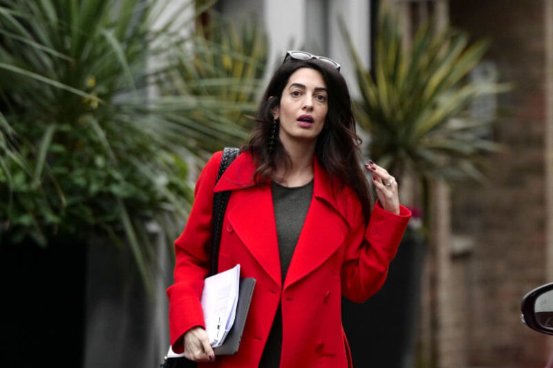 Amal Clooney - su dizainerės Stellos McCartney paltu