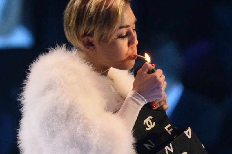 Nyderlandų pareigūnai pradėjo tyrimą dėl ant scenos suktinę užsirūkiusios Miley Cyrus