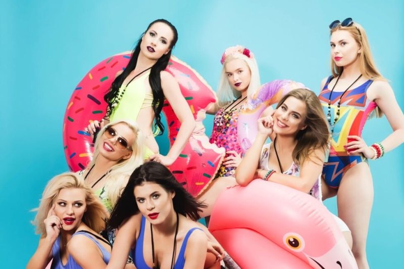 Dainininkė Ingrida Kazlauskaitės ir šokių grupės „Girls Only“ fotosesijos akimirka