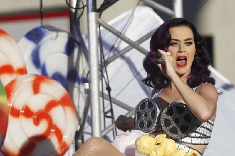 Katy Perry nufilmuota trankiai besilinksminanti bare Misisipėje