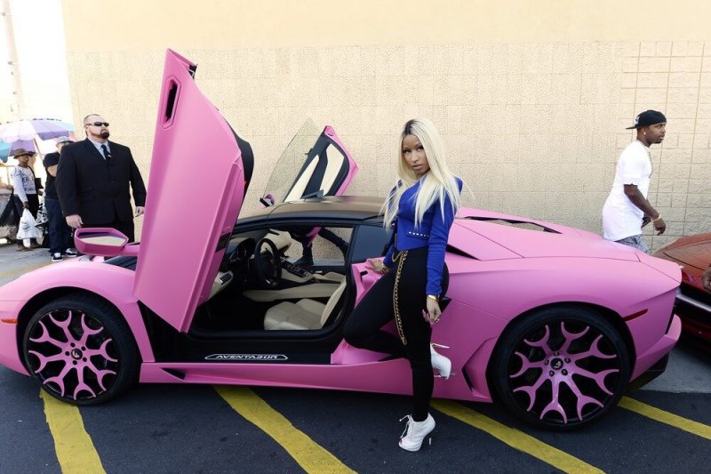 Nicki Minaj į savo kolekcijos pristatymą atvyko su rožiniu „Lamborghini“