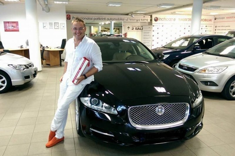 Prabangų „Jaguar XJ“ įsigijęs Egmontas Bžeskas: „Juo važinėjo pats Eltonas Johnas“