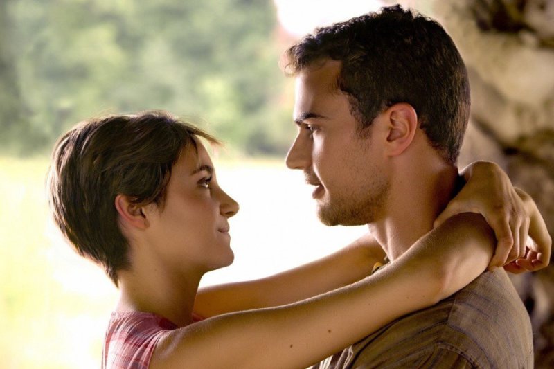 Shailene Woodley ir Theo Jamesas filme „Insurgentė“