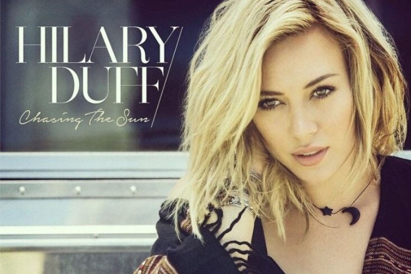 Po šešerių metų pertraukos Hilary Duff grįžta su nauja daina „Chasing the Sun“