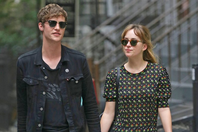 „50 pilkų atspalvių“ žvaigždė Dakota Johnson išsiskyrė su muzikantu Matthew Hittu