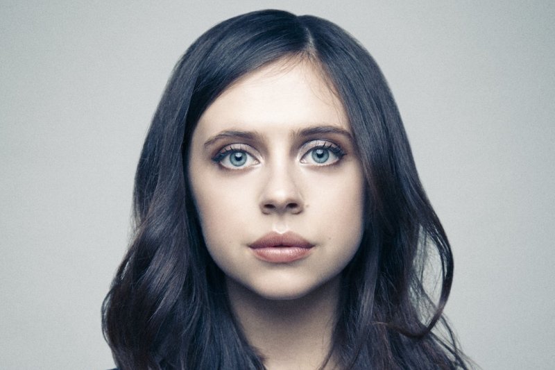 Po ilgų paieškų pagrindinis vaidmuo filme „Tarp pilkų debesų“ patikėtas aktorei Bel Powley