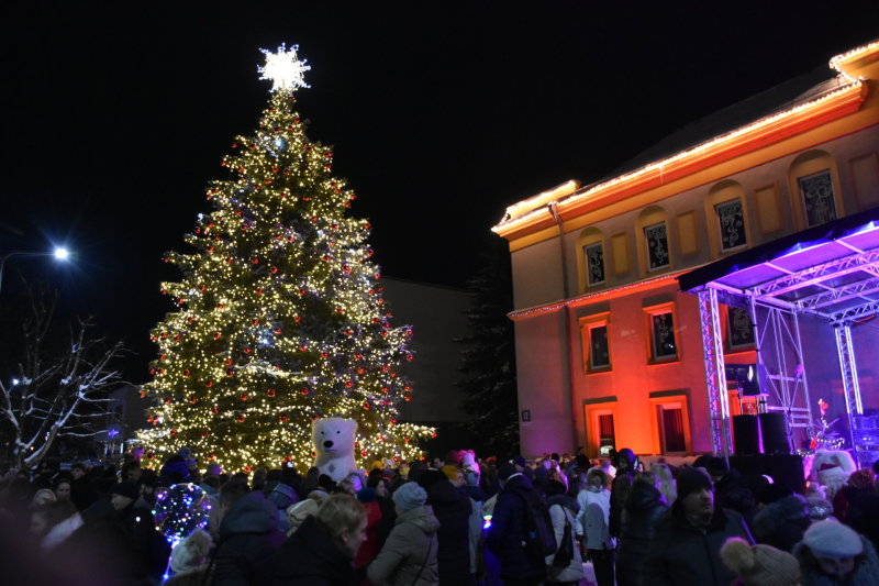 Kalėdų Varėnoje laukimas: įžiebta gyventojų dovanota eglė, šurmuliavo šventinė mugė