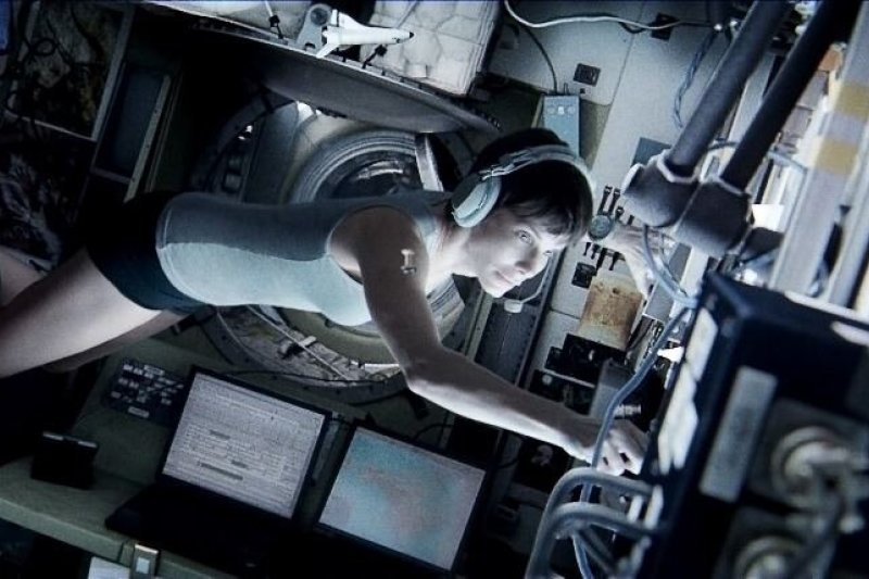 Sandra Bullock pykosi su „Gravitacijos“ kūrėjais, nes nenorėjo filmuotis apsinuoginusi