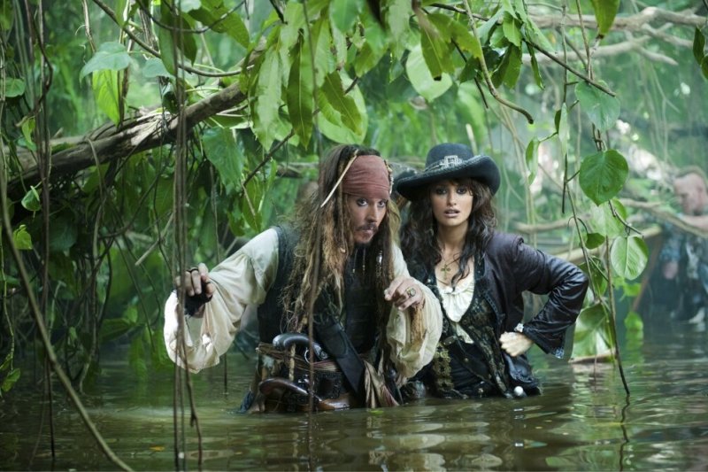 Johnny Deppas ir Penelope Cruz filme „Karibų piratai: ant keistų bangų“