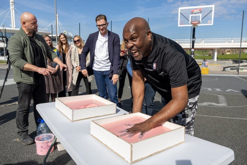 NBA krepšinio legenda Gary Paytonas įteikė unikalią dovaną jubiliejų švenčiančiam Vilniui