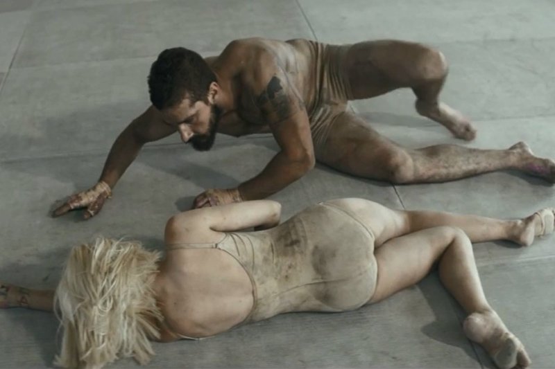 Shia LaBeoufas ir Maddie Ziegler Sios vaizdo klipe „Elastic Heart“