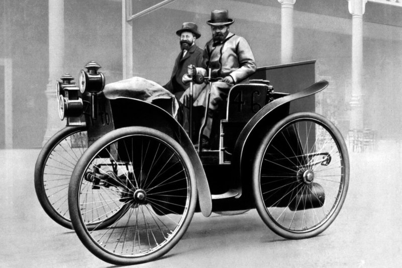 1895 metais broliai pristatė pirmąsias pripučiamas automobilių padangas ir apavė jomis savo lenktynių automobilį „Lightning“ / Getty nuotrauka