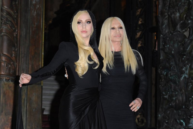 Paryžiaus aukštosios mados savaitėje Lady Gaga atrodė lyg Donatellos Versace jaunesnioji sesuo