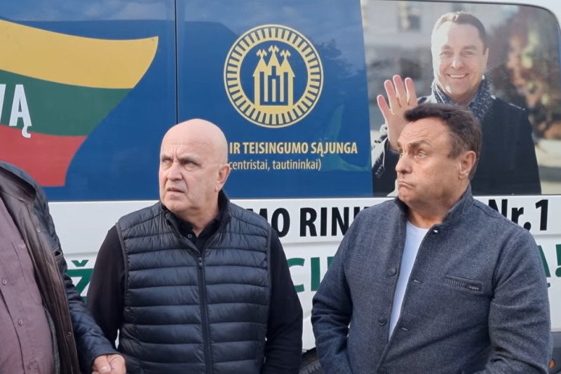 Iš A.Orlausko autobusiuko skambėjo „Skylės“ muzika: grupė ėmėsi veiksmų, pasisakė ir pats politikas