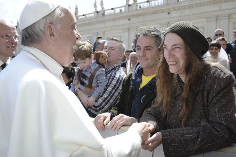 Popiežius pakvietė pankroko veteranę Patti Smith dalyvauti Vatikano kalėdiniame koncerte