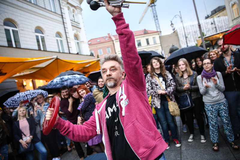 Gatvės muzikos dieną vainikavo mušamųjų improvizacija „Drum2gether“ su Andriumi Mamontovu priešaky