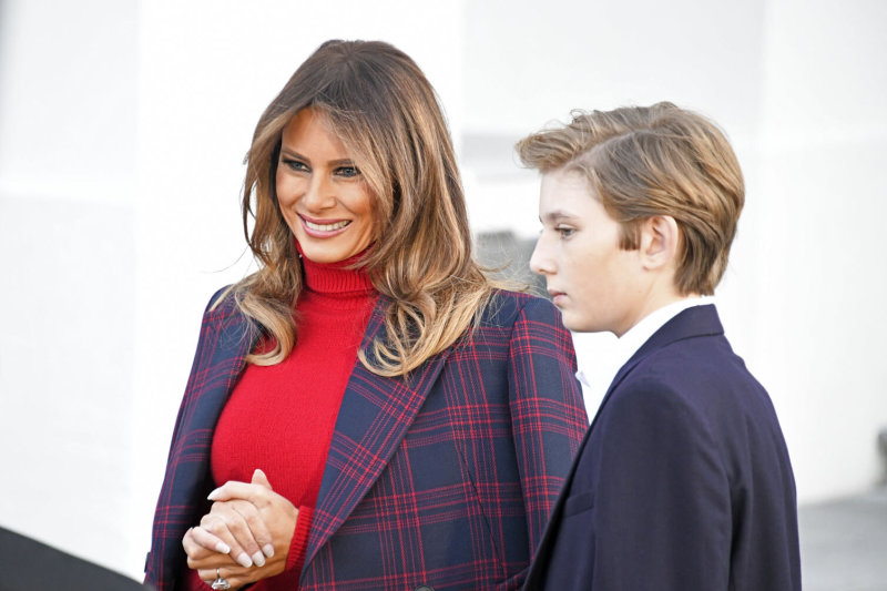 Melania Trump su sūnumi Barronu pasitiko į Baltuosius rūmus atvežtą eglutę