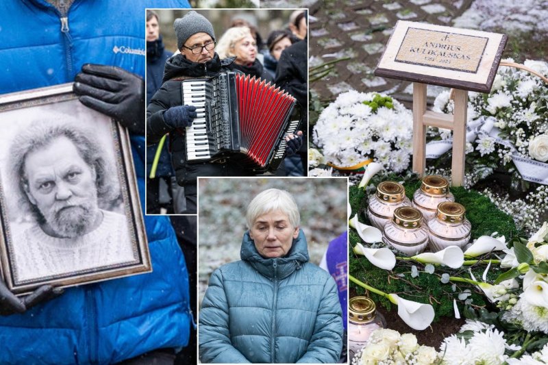 Menininkų kalnelyje palaidotas maestro A.Kulikauskas: kapinėse – baltų žiedų jūra ir ašaros