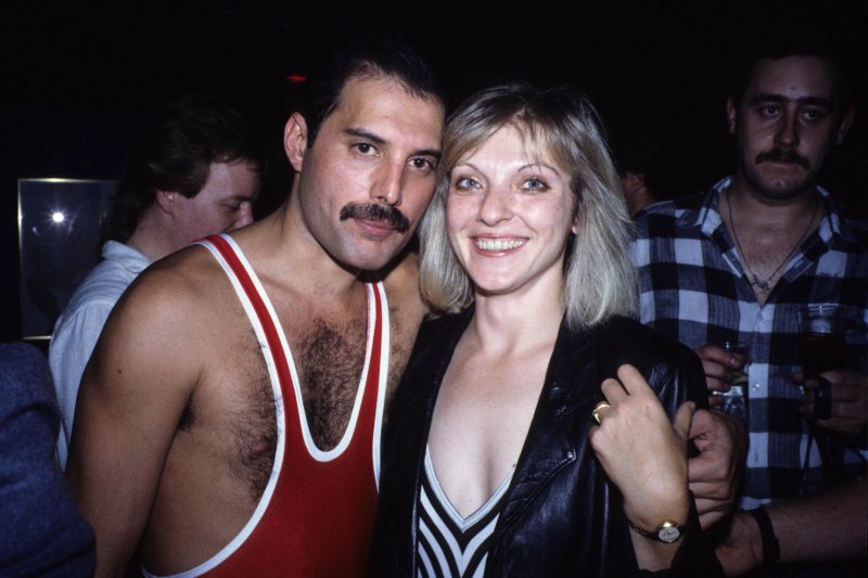 Freddie Mercury ir Mary Austin (1985 m.)