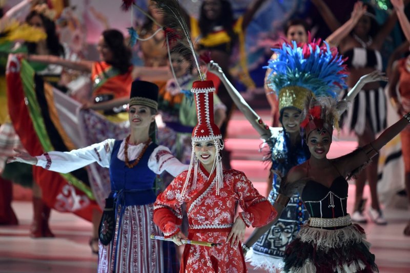 „Mis Lietuva“ Agnė Kavaliauskaitė (kairėje) ir „Mis Mongolija“ Battsetseg Turbat (centre)