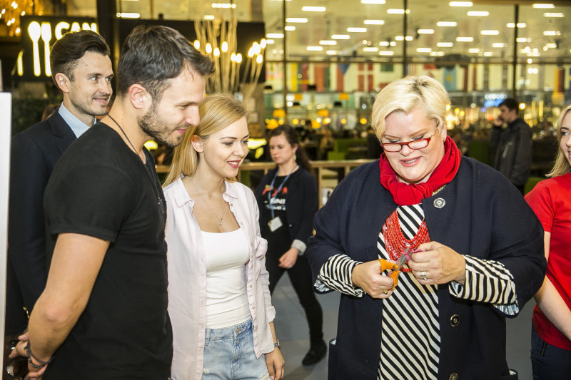 Monika Linkytė eurovizinę suknelę kūrė kartu su gerbėjais: žiedlapius karpė ir Laima Mertinienė