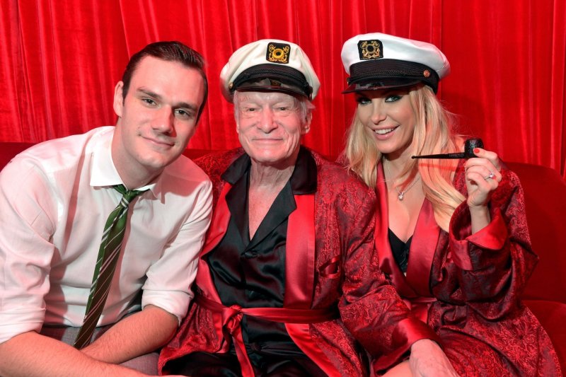 Hugh Hefneris su sūnumi Cooperiu Hefneriu ir žmona Crystal Hefner