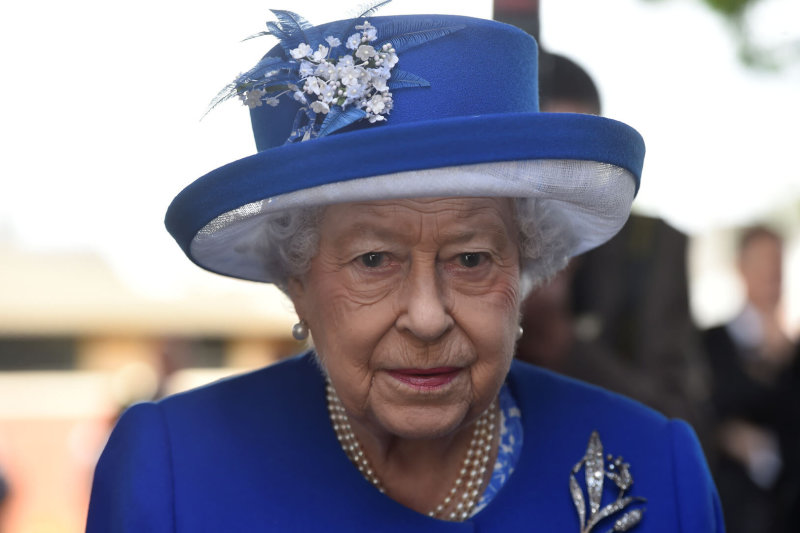 Karalienė Elizabeth II ir princas Williamas apsilankė prieglaudoje nukentėjusiems nuo gaisro